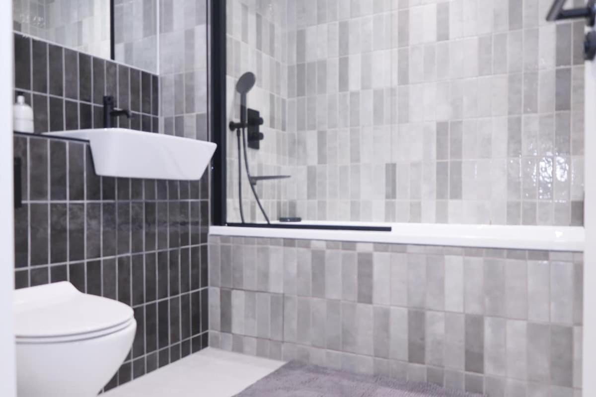 Stylish 2-bed - Rooftop Views - *