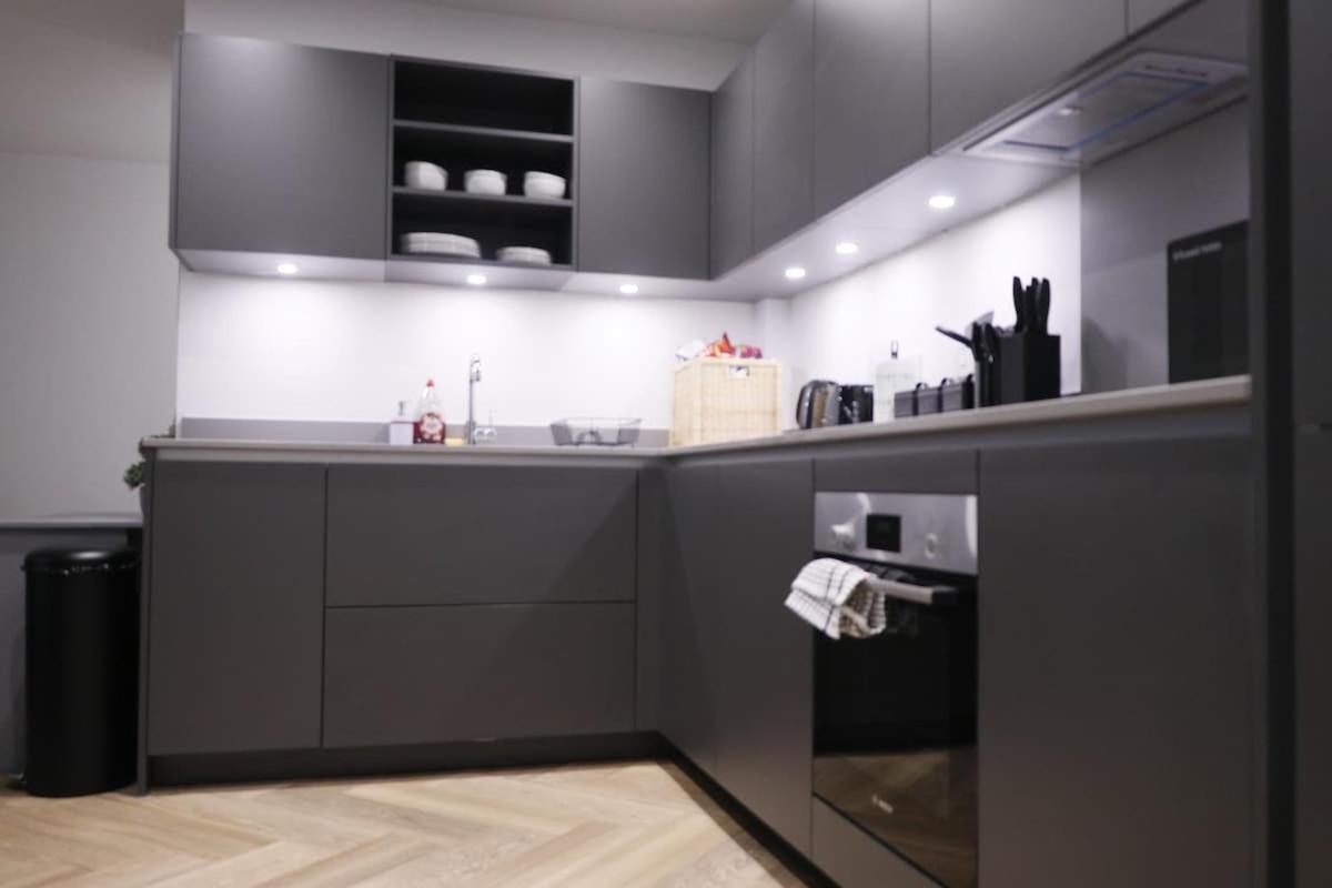 Stylish 2-bed - Rooftop Views -
